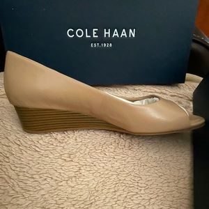 NIB Cole Haan sz 8 Elsie Open Toe Wedge in Maple Sugar